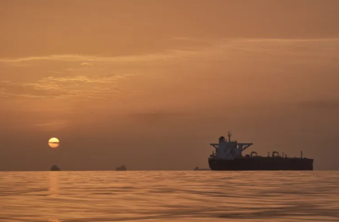 Çmimet e naftës rriten ndjeshëm pas sulmeve ndaj anijeve në Ngushticën e Hormuzit